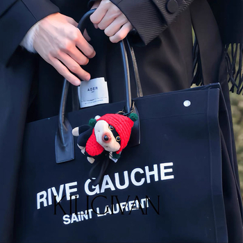 Plyšový prívesok na tašku: roztomilé šteniatko s včielkou, kreslený štýl batožiny, svieži a sladký, jar 2025