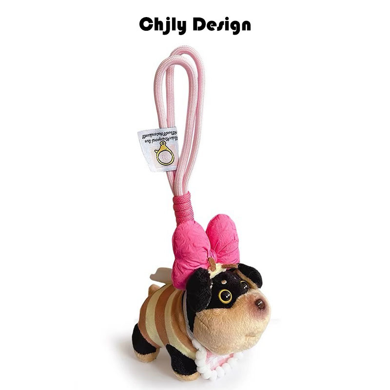 Plyšový prívesok na tašku: roztomilé šteniatko s včielkou, kreslený štýl batožiny, svieži a sladký, jar 2025