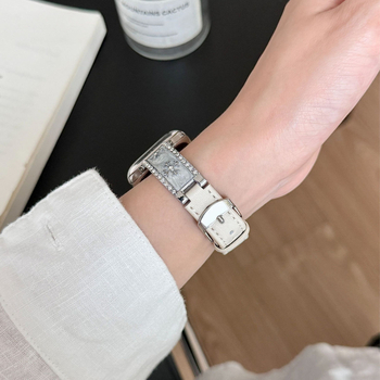 Kožna narukvica za iWatch S10 s emajliranim dizajnom srca — opća kompatibilnost, materijal: koža, stil: modan