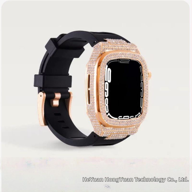 Deimantais įklijuotas apsauginis dėklas Apple Watch; lydinio korpusas ir silikoninis dirželis; suderinamas su Apple Watch Series 7/8 ir SE; svoris 65 g.