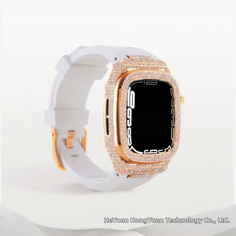 Deimantais įklijuotas apsauginis dėklas Apple Watch; lydinio korpusas ir silikoninis dirželis; suderinamas su Apple Watch Series 7/8 ir SE; svoris 65 g.