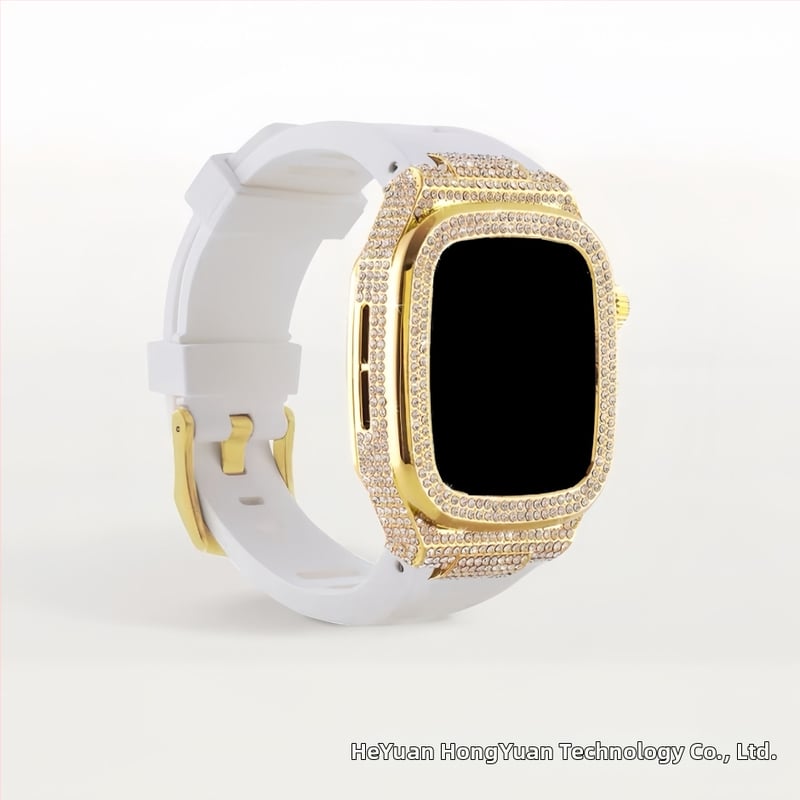 Deimantais įklijuotas apsauginis dėklas Apple Watch; lydinio korpusas ir silikoninis dirželis; suderinamas su Apple Watch Series 7/8 ir SE; svoris 65 g.