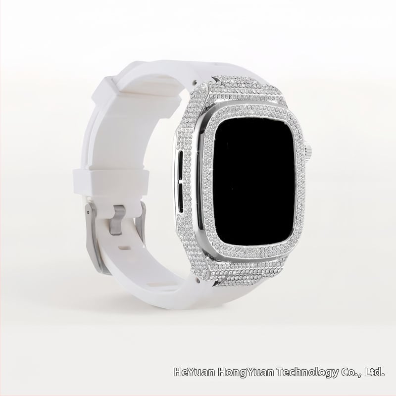 Deimantais įklijuotas apsauginis dėklas Apple Watch; lydinio korpusas ir silikoninis dirželis; suderinamas su Apple Watch Series 7/8 ir SE; svoris 65 g.