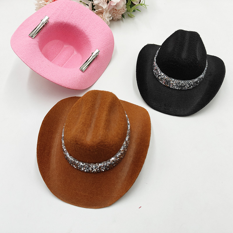 Nyugati stílusú cowboy kalap kisállatok és babák számára — készlet mini dekoratív kalapokkal és rhinestone hajcsat ékszerekkel