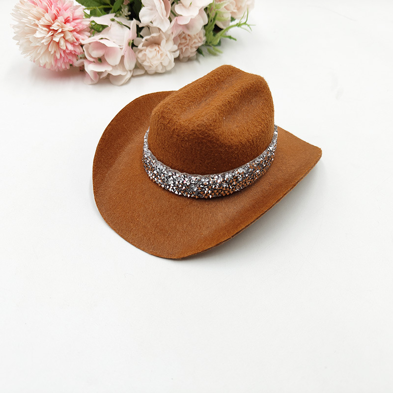 Nyugati stílusú cowboy kalap kisállatok és babák számára — készlet mini dekoratív kalapokkal és rhinestone hajcsat ékszerekkel