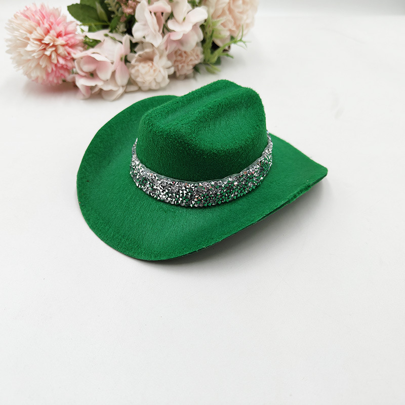 Nyugati stílusú cowboy kalap kisállatok és babák számára — készlet mini dekoratív kalapokkal és rhinestone hajcsat ékszerekkel