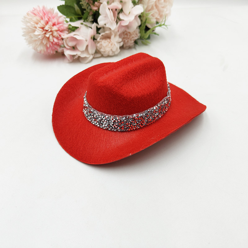 Nyugati stílusú cowboy kalap kisállatok és babák számára — készlet mini dekoratív kalapokkal és rhinestone hajcsat ékszerekkel