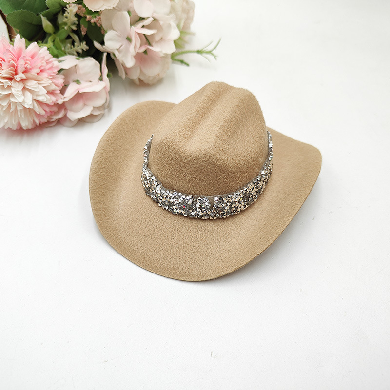 Nyugati stílusú cowboy kalap kisállatok és babák számára — készlet mini dekoratív kalapokkal és rhinestone hajcsat ékszerekkel