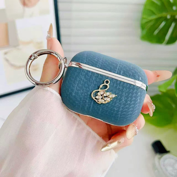 AirPods Pro tok bőrtapintású textúrával és strasszköves díszítéssel, teljes lefedésű ütésálló védelem, PC anyagú, elektroplakált felülettel (kompatibilis az AirPods Pro 1. és 2. generációjával).