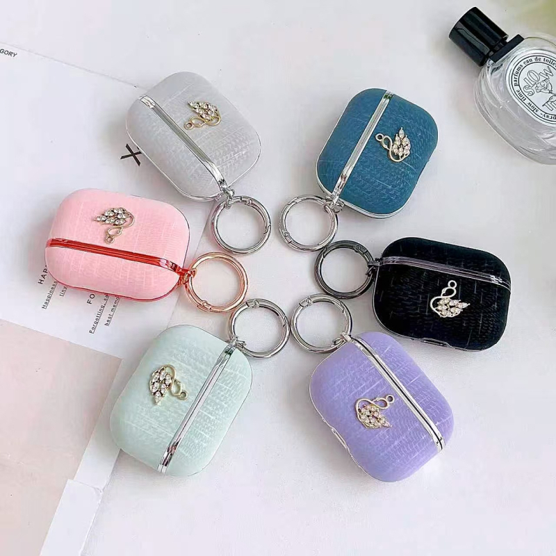 AirPods Pro tok bőrtapintású textúrával és strasszköves díszítéssel, teljes lefedésű ütésálló védelem, PC anyagú, elektroplakált felülettel (kompatibilis az AirPods Pro 1. és 2. generációjával).