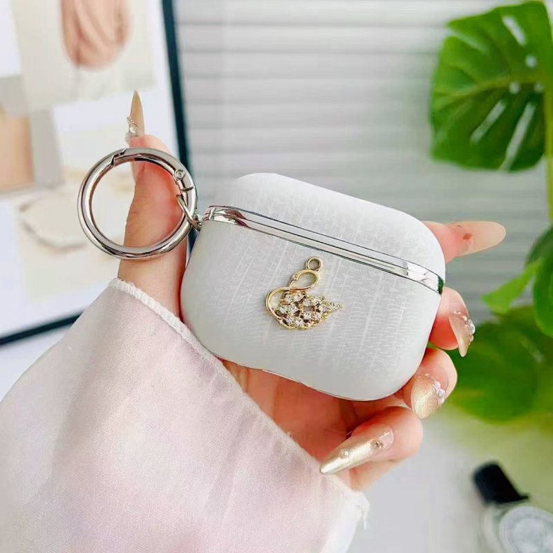 AirPods Pro tok bőrtapintású textúrával és strasszköves díszítéssel, teljes lefedésű ütésálló védelem, PC anyagú, elektroplakált felülettel (kompatibilis az AirPods Pro 1. és 2. generációjával).