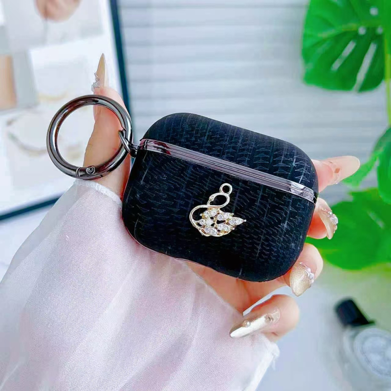 AirPods Pro tok bőrtapintású textúrával és strasszköves díszítéssel, teljes lefedésű ütésálló védelem, PC anyagú, elektroplakált felülettel (kompatibilis az AirPods Pro 1. és 2. generációjával).