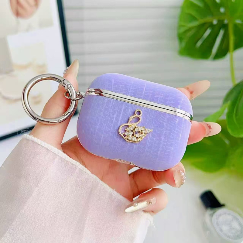 AirPods Pro tok bőrtapintású textúrával és strasszköves díszítéssel, teljes lefedésű ütésálló védelem, PC anyagú, elektroplakált felülettel (kompatibilis az AirPods Pro 1. és 2. generációjával).