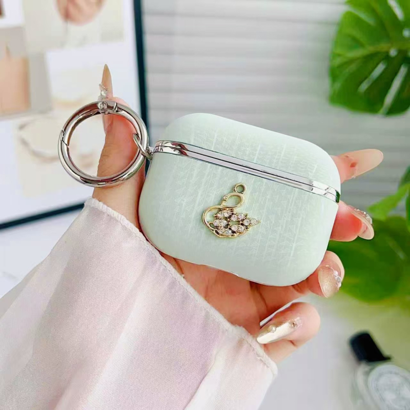 AirPods Pro tok bőrtapintású textúrával és strasszköves díszítéssel, teljes lefedésű ütésálló védelem, PC anyagú, elektroplakált felülettel (kompatibilis az AirPods Pro 1. és 2. generációjával).