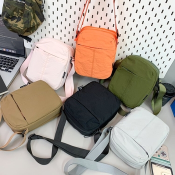 Minimalistička mala crossbody torbica za telefon, ljeto 2025, moderan i svestran gradski stil