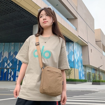 Minimalistička mala crossbody torbica za telefon, ljeto 2025, moderan i svestran gradski stil