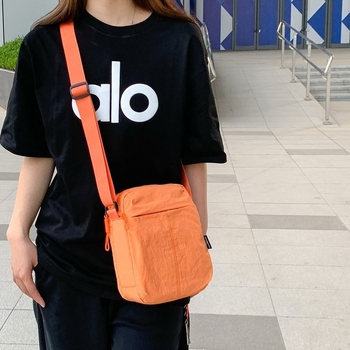 Minimalistička mala crossbody torbica za telefon, ljeto 2025, moderan i svestran gradski stil