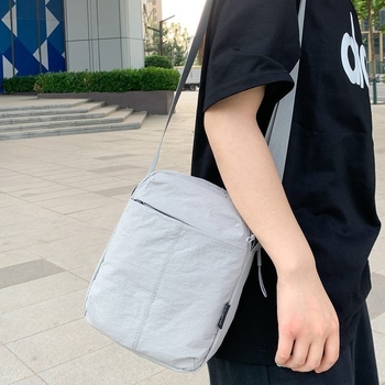 Minimalistička mala crossbody torbica za telefon, ljeto 2025, moderan i svestran gradski stil