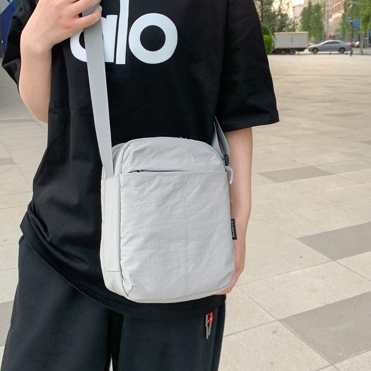 Minimalistička mala crossbody torbica za telefon, ljeto 2025, moderan i svestran gradski stil