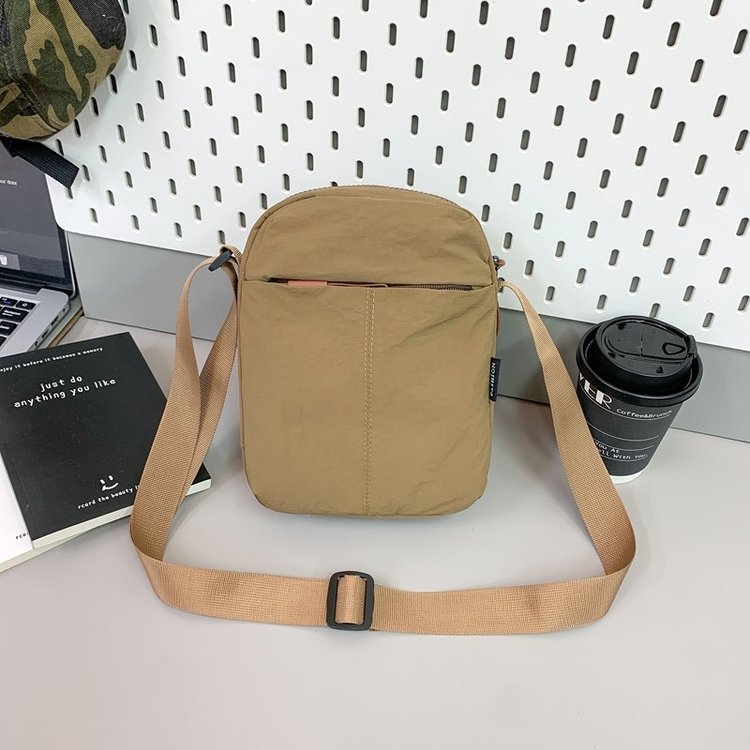 Minimalistička mala crossbody torbica za telefon, ljeto 2025, moderan i svestran gradski stil