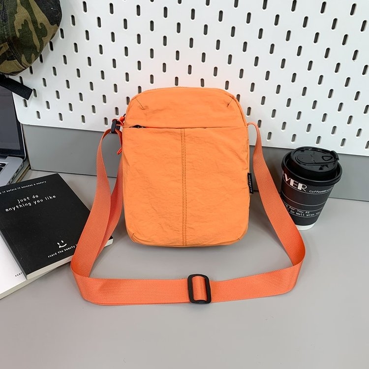 Minimalistička mala crossbody torbica za telefon, ljeto 2025, moderan i svestran gradski stil