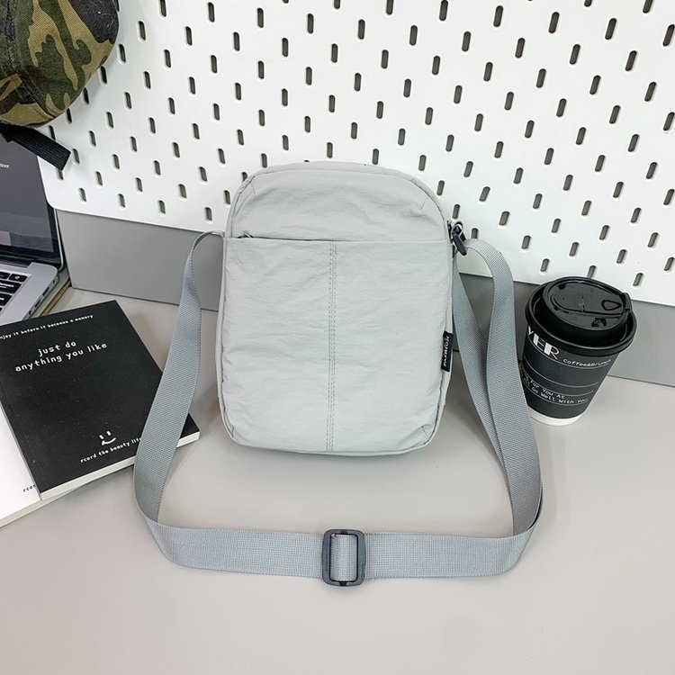Minimalistička mala crossbody torbica za telefon, ljeto 2025, moderan i svestran gradski stil
