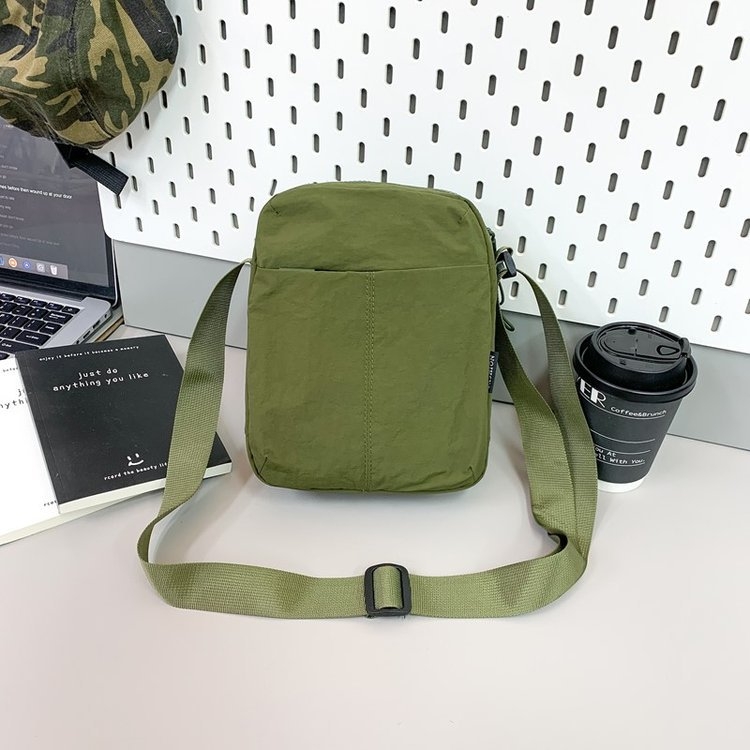 Minimalistička mala crossbody torbica za telefon, ljeto 2025, moderan i svestran gradski stil