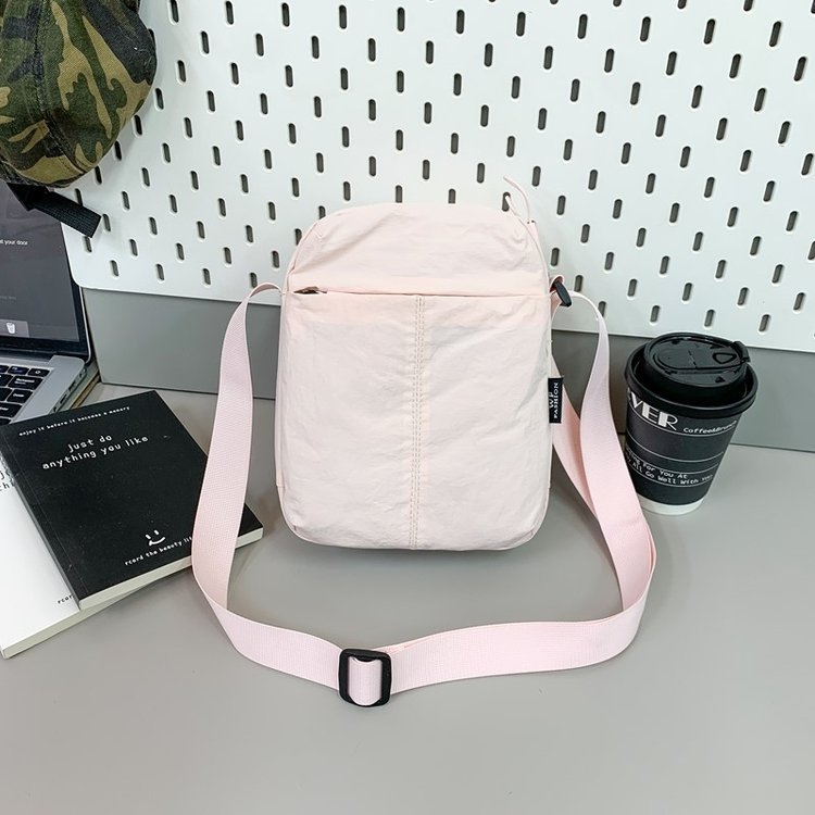 Minimalistička mala crossbody torbica za telefon, ljeto 2025, moderan i svestran gradski stil