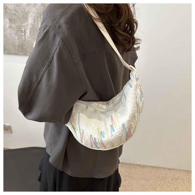 Ženska crossbody torbica u Dumpling stilu, najlon, zatvaranje na zip, poliester podstava, s jednim remenom