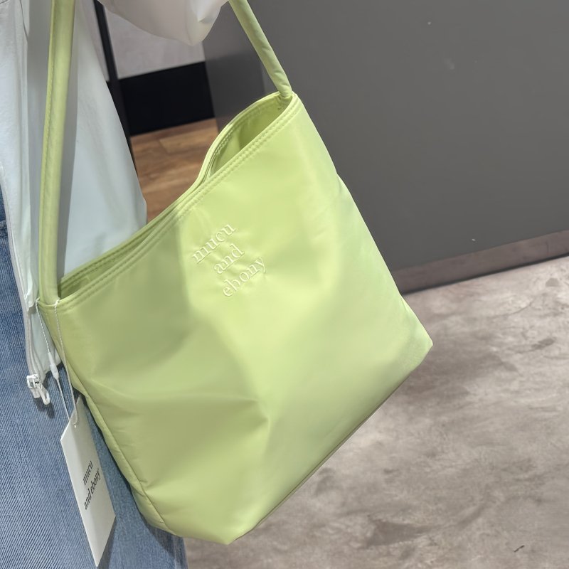 Ženska tote torba – gradska jednostavnost, najlon, vertikalni četverostruk oblik, magnetsko zatvaranje, dvostruke naramenice.