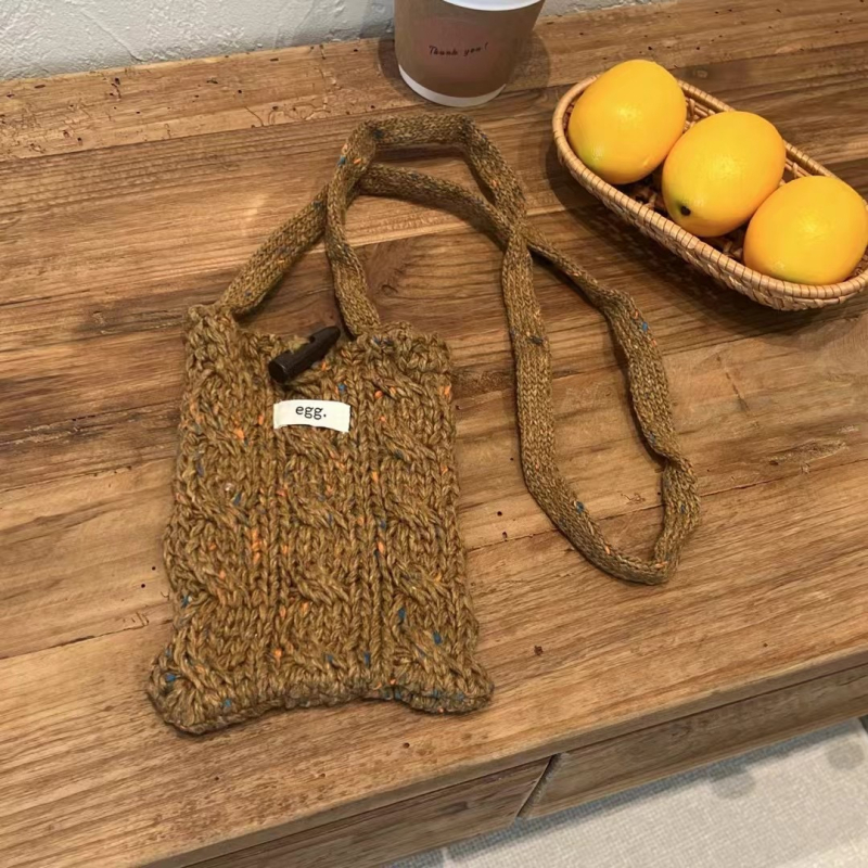 Crossbody torbica od poliestera, vertikalni kvadratni oblik, magnetska kopča, unutarnja džep za telefon, jedna naramenica