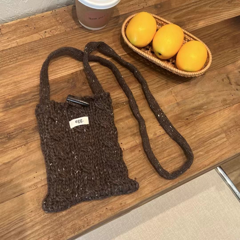 Crossbody torbica od poliestera, vertikalni kvadratni oblik, magnetska kopča, unutarnja džep za telefon, jedna naramenica