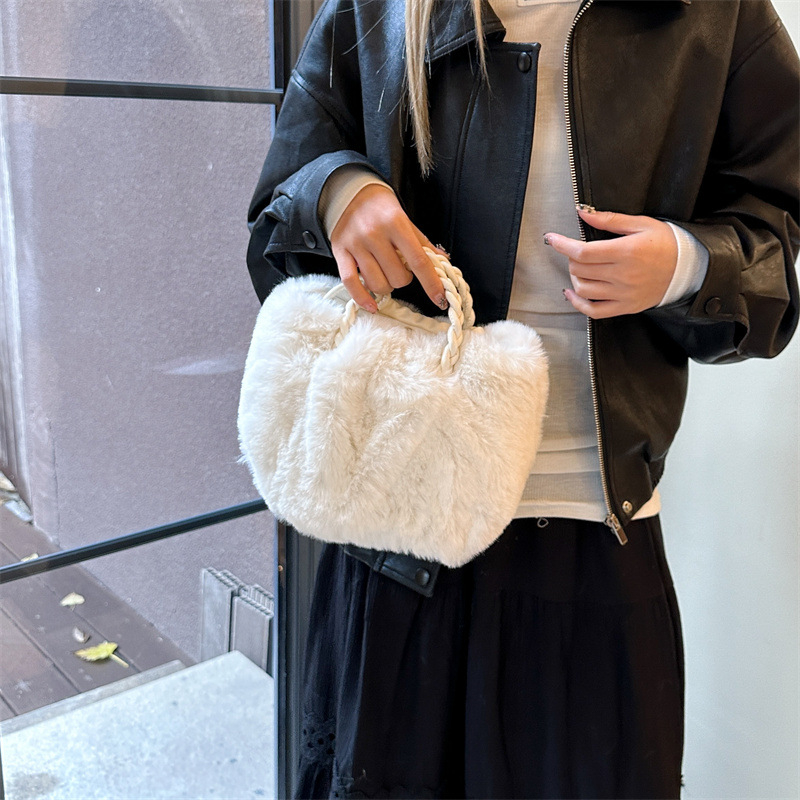 Cloud Pack pliš torba, gradski minimalistički stil, horizontalni kvadratni oblik, magnetsko zatvaranje, kožna podstava, jedna naramenica