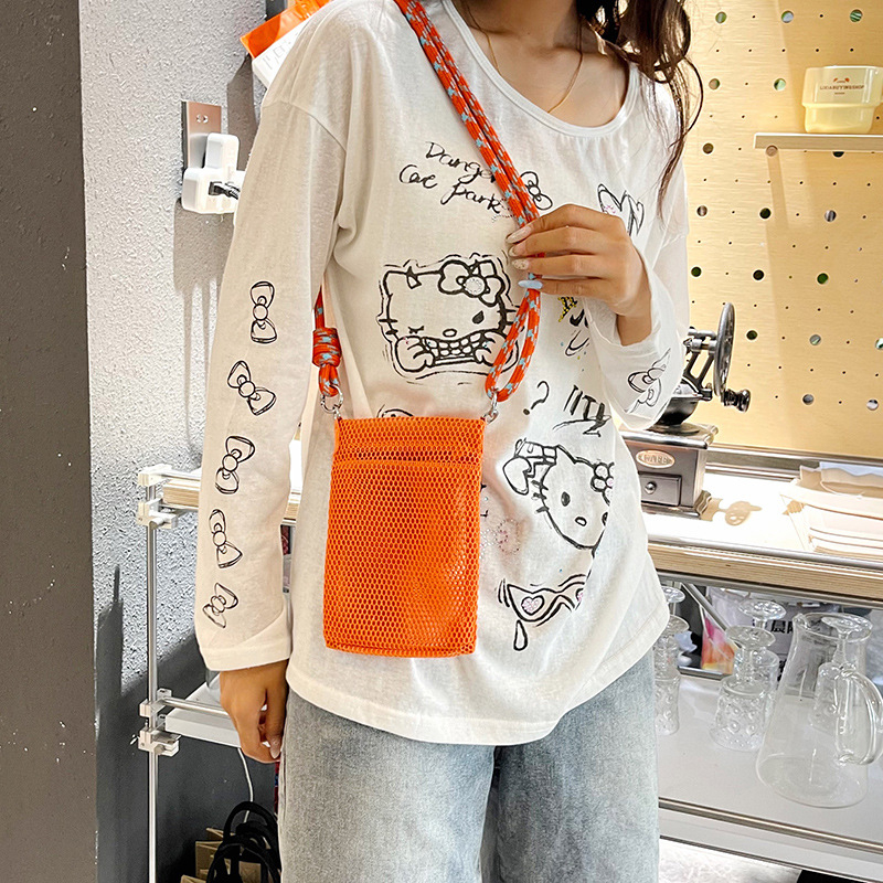 Torba za mobitel • ženski dizajn, urban stil jednostavnosti • Poliester; zatvarač; uspravni kvadratni oblik; unutarnja pregrada za fotografije; podstava poliester