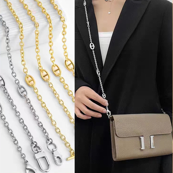 Ζώνη τσάντας/ώμου Yu Yi, μεταλλική, γεωμετρικό μοτίβο, εξουσιοδοτημένη ιδιωτική μάρκα, άνοιξη 2023.