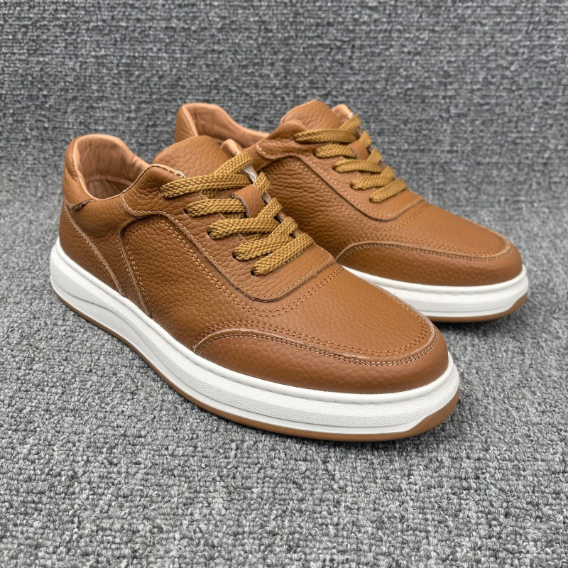 Platform cipők első osztályú marhabőr felsőrésszel, fűzőzár, kerek orr, gumírozott talp, középmagas sarok 3–5 cm, lélegző hálós bélés