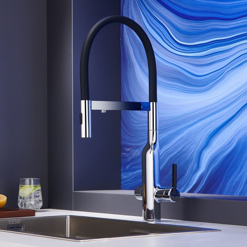 Три в едно месингов кухненски смесител за мивка с филтър за топла и студена вода, издърпващ пръскалник, никелирано покритие, керамичен диск клапан