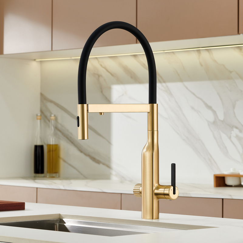 Три в едно месингов кухненски смесител за мивка с филтър за топла и студена вода, издърпващ пръскалник, никелирано покритие, керамичен диск клапан