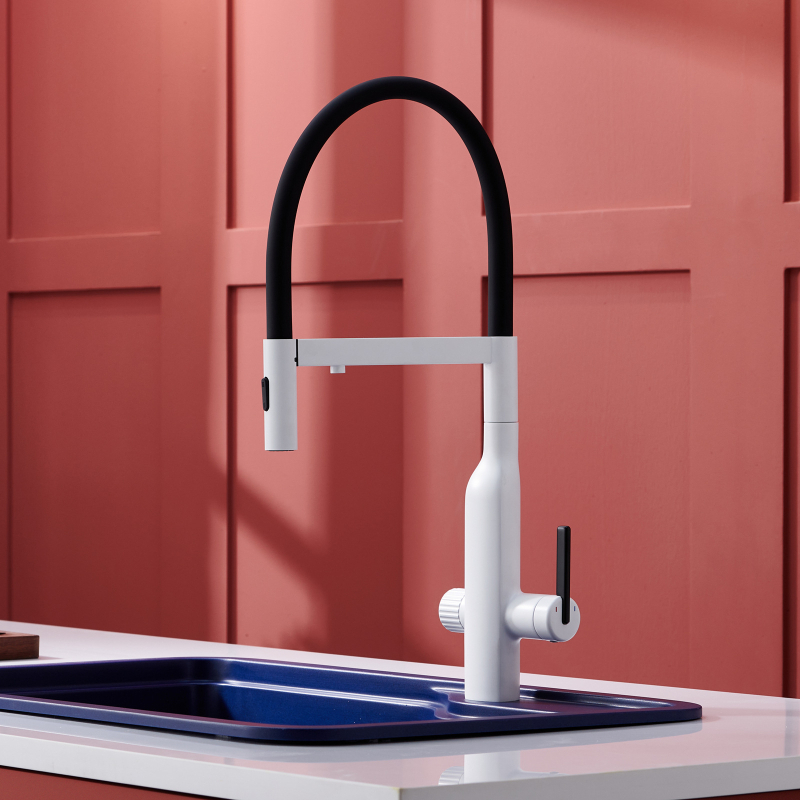 Три в едно месингов кухненски смесител за мивка с филтър за топла и студена вода, издърпващ пръскалник, никелирано покритие, керамичен диск клапан