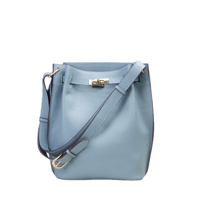 Дамска чанта-кофа от естествена кожа, вертикална квадратна форма, с една презрамка, магнитно закопчаване, вътрешни джобове (цип, джоб за телефон, джоб за документи)