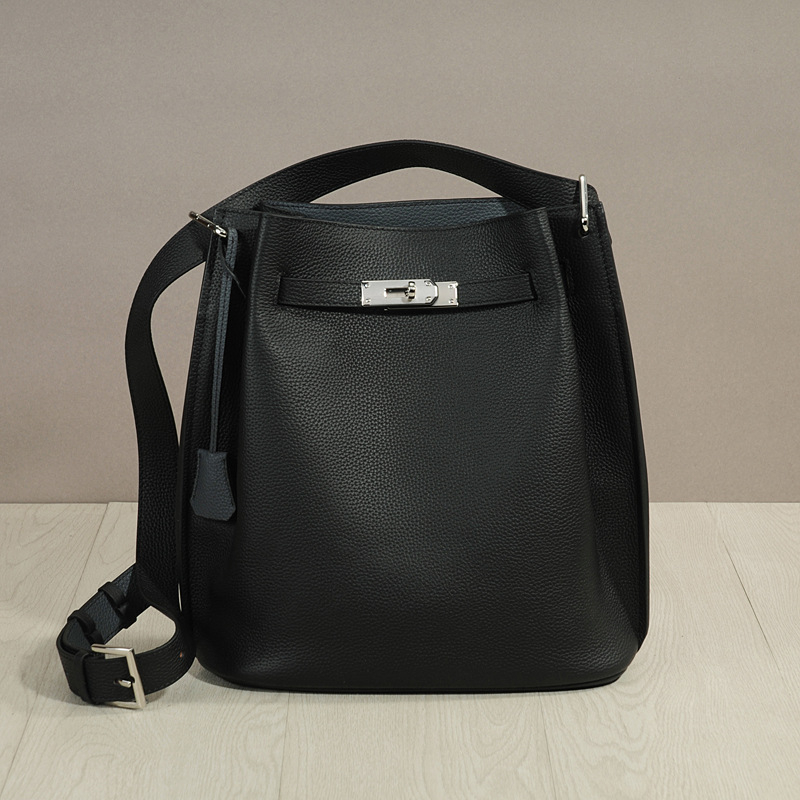 Дамска чанта-кофа от естествена кожа, вертикална квадратна форма, с една презрамка, магнитно закопчаване, вътрешни джобове (цип, джоб за телефон, джоб за документи)