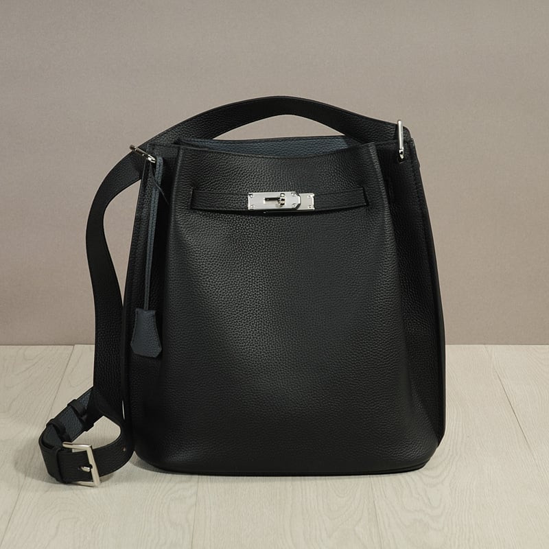 Дамска чанта-кофа от естествена кожа, вертикална квадратна форма, с една презрамка, магнитно закопчаване, вътрешни джобове (цип, джоб за телефон, джоб за документи)