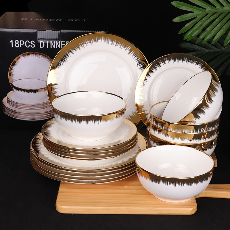 Porcelāna rietumu vakariņu šķīvji ar zelta apmali un elektroplātētu pārklājumu, mikroviļņu krāsnij piemēroti, gaišs luksus retro stils
