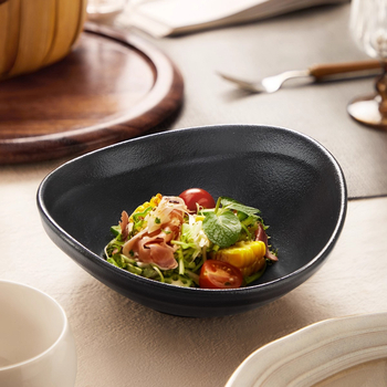 Vas ceramic pentru mese, formă neregulată, compatibil cu microundele, suprafață glazurată, stil modern minimalist