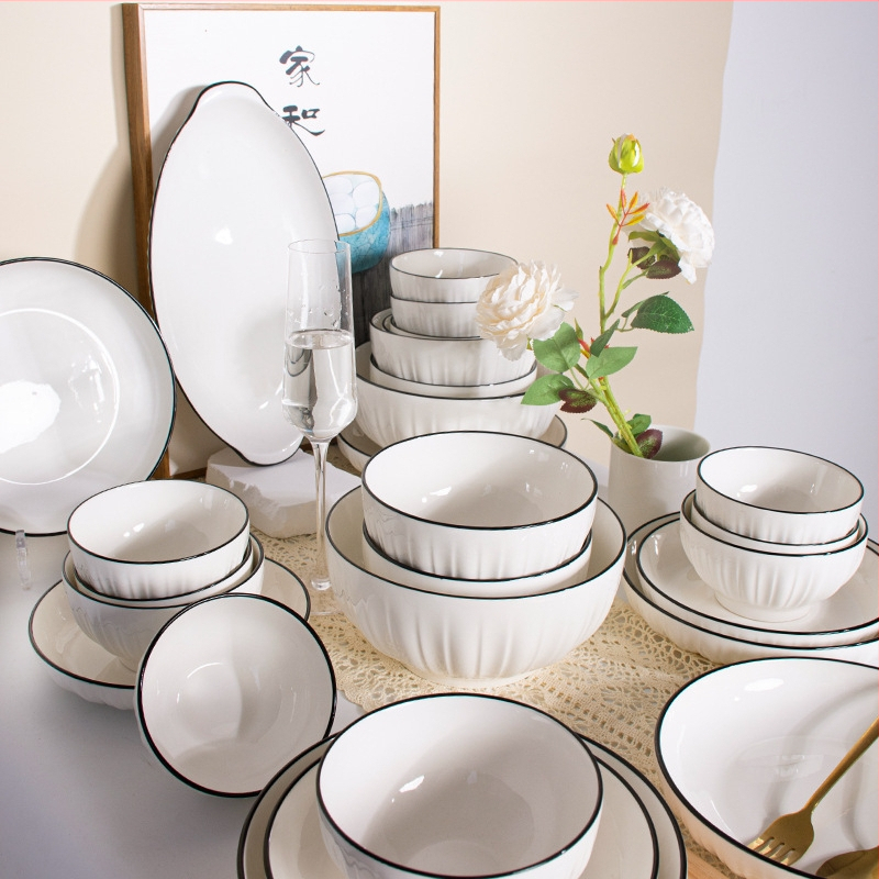 Porcelánová súprava misiek - kruhová, moderný minimalistický štýl; obsahuje misa, misu na ryžu, tanier a paličky; vhodné do mikrovlnky; povrch pod glazúrou.