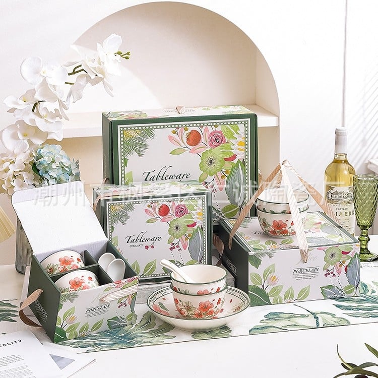 Set de boluri și linguri din ceramică într-o cutie cadou; model floral; formă rotundă; decor sub glazură; compatibil cu microunde