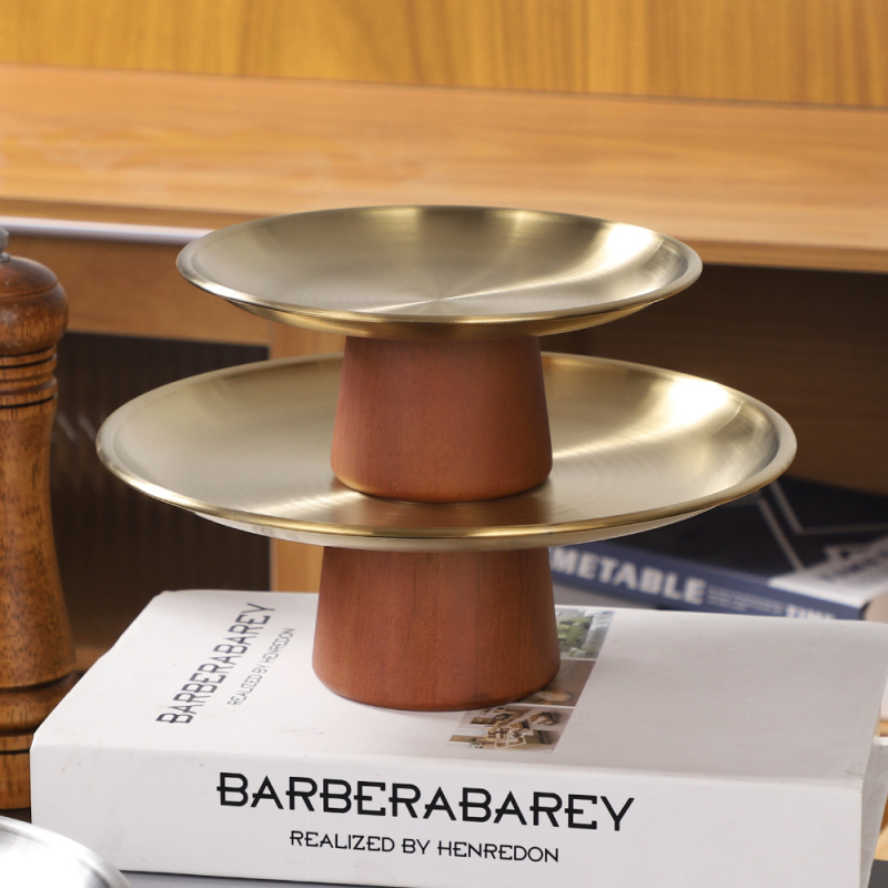 Плодово-десертна чиния на поднос от твърдо дърво с акценти от неръждаема стомана – луксозен ретро стил за дневна и чайна стая.