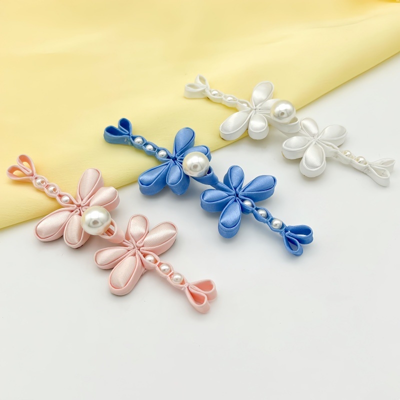 Декоративна закопчалка за ханфу и чънгсам с мотив водно конче и цвете, ръчно изработена с перлите (сатенова материя; висококачествена конструкция; подходяща за Тан костюм, ханфу и чънгсам)