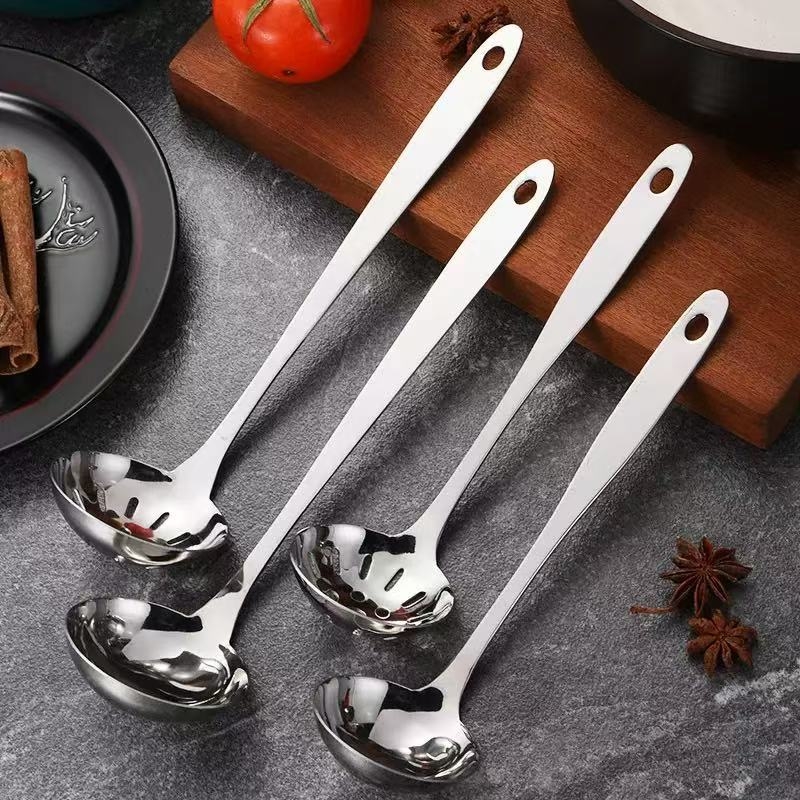 Rozsdamentes acélból készült főzőkanál szűrővel, konyhai eszköz; Anyag: rozsdamentes acél; Fogantyú anyaga: 201 rozsdamentes acél