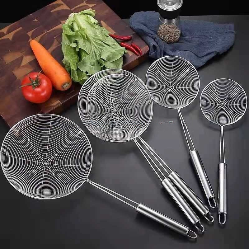 Ανοξείδωτη σούρωτήρι με διχτυωτή επιφάνεια για οικιακή μαγειρική — ανθεκτικό σε υψηλές θερμοκρασίες, υλικό: 201 ανοξείδωτος χάλυβας, λαβή από ανοξείδωτο χάλυβα